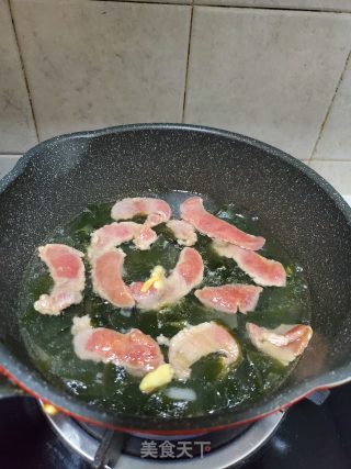 海带芽肉片汤的做法步骤：4