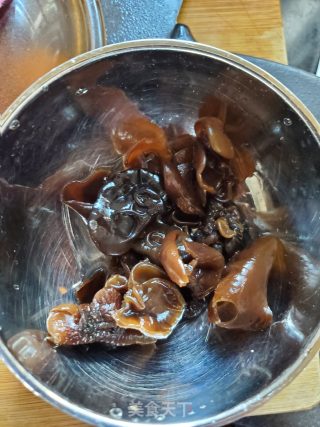 猪脚肉炖笋片的做法步骤：2