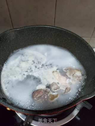 猪脚肉炖笋片的做法步骤：3