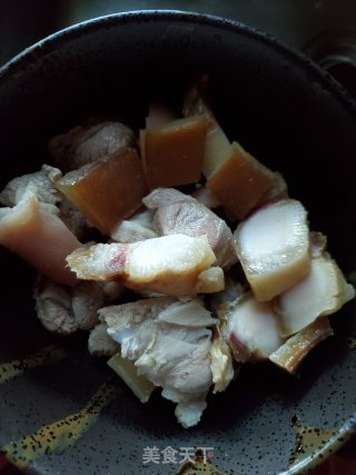 猪脚肉炖笋片的做法步骤：4