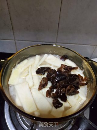 猪脚肉炖笋片的做法步骤：8