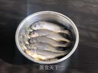 酥炸小黄鱼的做法步骤：1