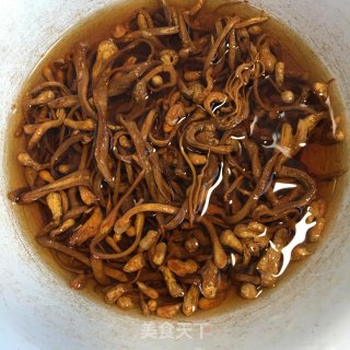 虫草花炖排骨的做法步骤：1
