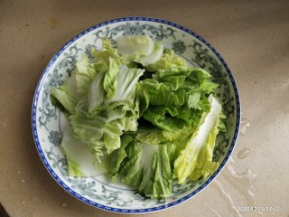 鲜虾炒小白菜的做法步骤：1