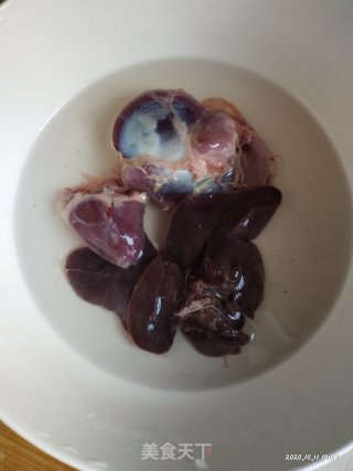 鸭杂汤的做法步骤：1