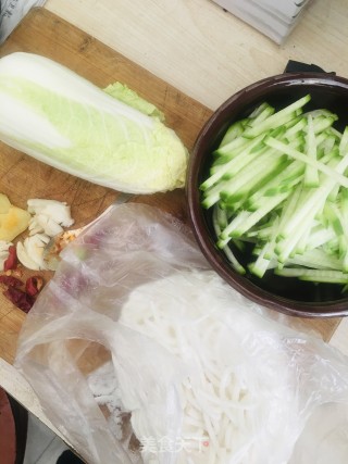 白菜炖粉条的做法步骤：1