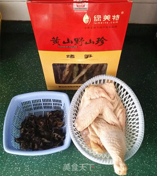 黄山烤笋炖鸡汤的做法步骤：1