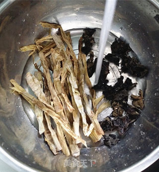 黄山烤笋炖鸡汤的做法步骤：2