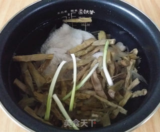 黄山烤笋炖鸡汤的做法步骤：4