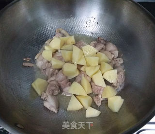 彩蔬奶炖鸡腿肉的做法步骤：8