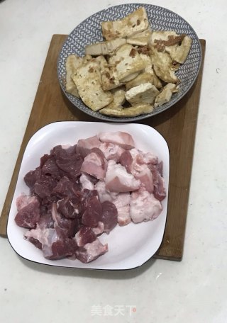 豆腐烧肉的做法步骤：1