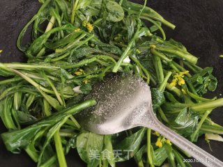清炒油菜花的做法步骤：4