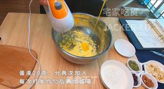 Pocky巧克力饼干条，甜蜜巧克力外衣，裹上香脆果仁，满满奶香的饼干棒，入口嘎嘣脆。的做法步骤：2