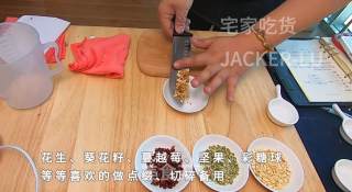 Pocky巧克力饼干条，甜蜜巧克力外衣，裹上香脆果仁，满满奶香的饼干棒，入口嘎嘣脆。的做法步骤：7
