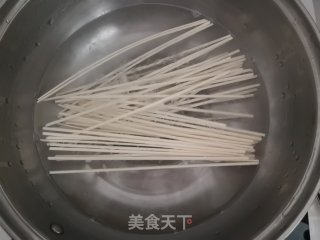 胡萝卜鸡蛋炒面的做法步骤：2