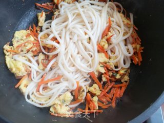 胡萝卜鸡蛋炒面的做法步骤：8