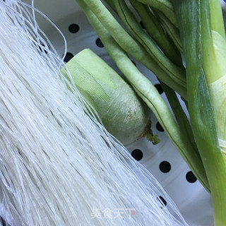 白菜豆腐炖粉丝的做法步骤：1