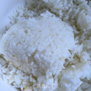 青蒜蛋炒饭的做法步骤：1