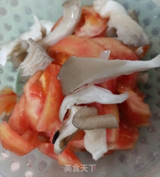西红柿豆腐平菇汤的做法步骤：2