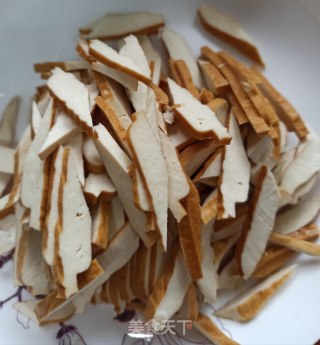 香芹炒香干的做法步骤：2