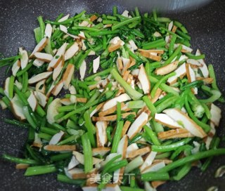 香芹炒香干的做法步骤：7