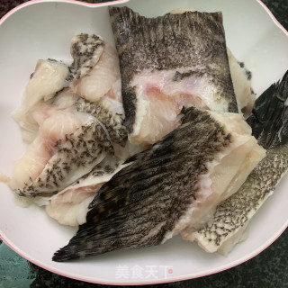 番茄龙胆鱼尾汤的做法步骤：2