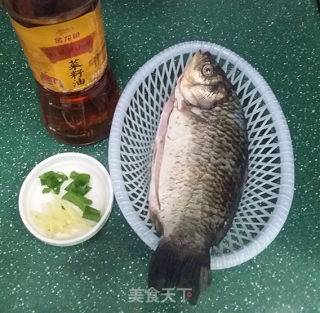 红烧鲫鱼的做法步骤：1