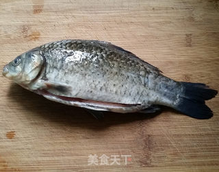 红烧鲫鱼的做法步骤：2