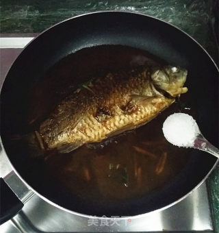 红烧鲫鱼的做法步骤：8