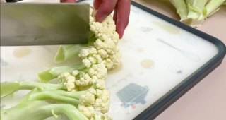 干锅花菜丨口感清脆味道醇香多备点米饭哦!的做法步骤：1