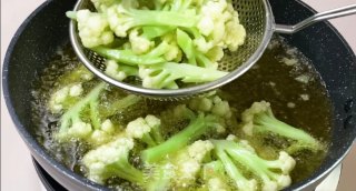 干锅花菜丨口感清脆味道醇香多备点米饭哦!的做法步骤：3