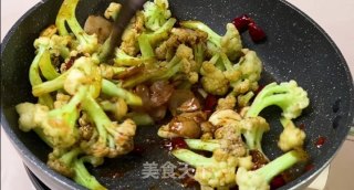 干锅花菜丨口感清脆味道醇香多备点米饭哦!的做法步骤：7