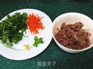 芫爆牛肉丝的做法步骤：1