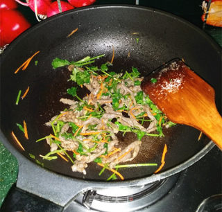 芫爆牛肉丝的做法步骤：10