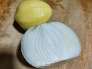 土豆丝炒洋葱的做法步骤：1