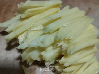 土豆丝炒洋葱的做法步骤：2