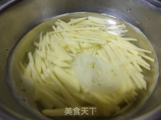 土豆丝炒洋葱的做法步骤：4