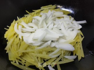 土豆丝炒洋葱的做法步骤：6