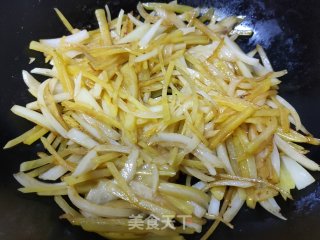 土豆丝炒洋葱的做法步骤：8
