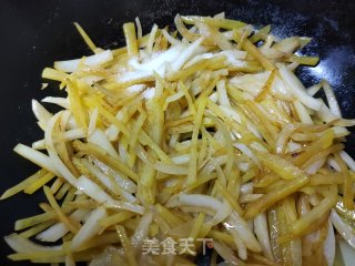 土豆丝炒洋葱的做法步骤：9