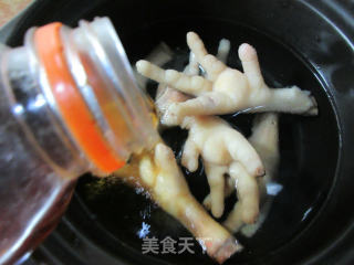 腐竹蟹味菇鸡爪煲的做法步骤：3