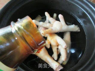 腐竹蟹味菇鸡爪煲的做法步骤：5