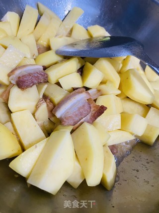 五花肉土豆烧鲍鱼的做法步骤：3