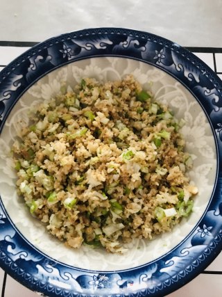 美味的猪油渣葱花饼的做法步骤：2