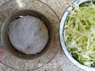 包菜炒粉丝的做法步骤：1