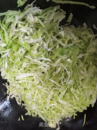 包菜炒粉丝的做法步骤：2