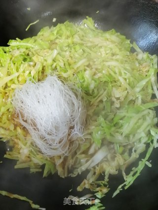 包菜炒粉丝的做法步骤：3