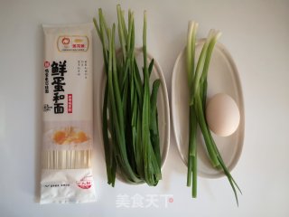 韭菜鸡蛋面的做法步骤：1