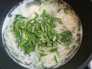 韭菜鸡蛋面的做法步骤：8