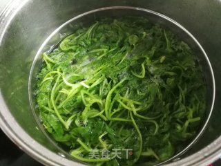 蒜香萝卜缨的做法步骤：2